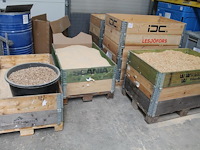 Zaagsel in diverse grofheden in 5 palletboxen. - afbeelding 1 van  4