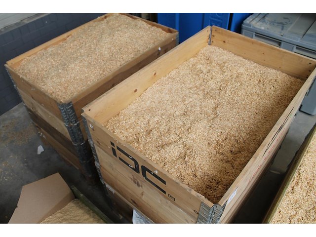 Zaagsel in diverse grofheden in 5 palletboxen. - afbeelding 3 van  4