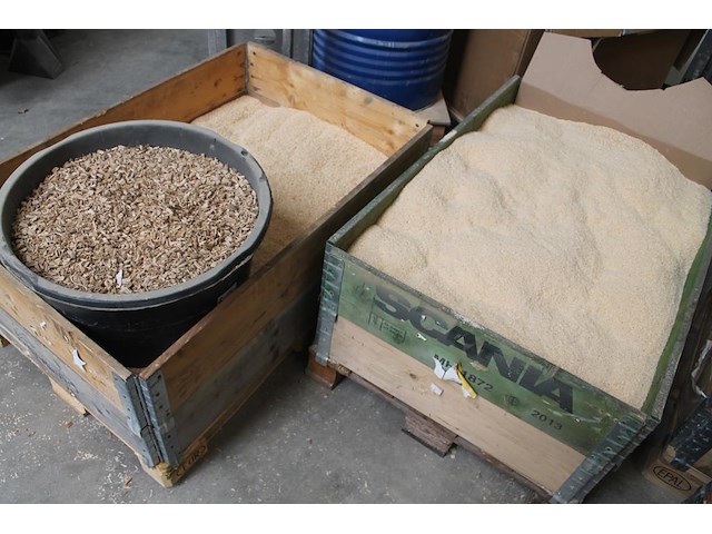 Zaagsel in diverse grofheden in 5 palletboxen. - afbeelding 4 van  4
