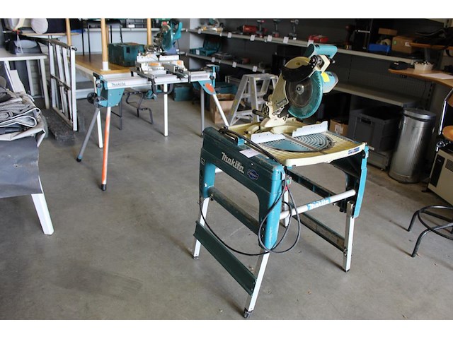 Zaagtafel makita flipper lf1000. bouwjaar 2018. let op: instelbeugel achter de zaag afgebroken. - afbeelding 1 van  6