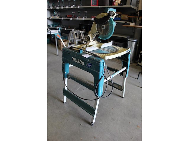 Zaagtafel makita flipper lf1000. bouwjaar 2018. let op: instelbeugel achter de zaag afgebroken. - afbeelding 2 van  6