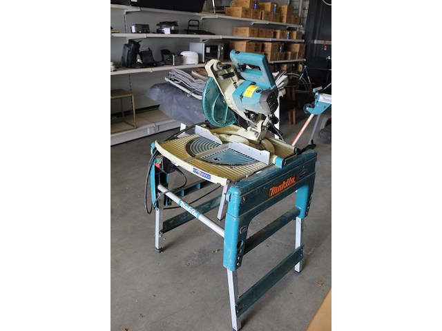 Zaagtafel makita flipper lf1000. bouwjaar 2018. let op: instelbeugel achter de zaag afgebroken. - afbeelding 3 van  6