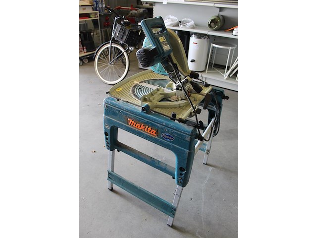 Zaagtafel makita flipper lf1000. bouwjaar 2018. let op: instelbeugel achter de zaag afgebroken. - afbeelding 4 van  6