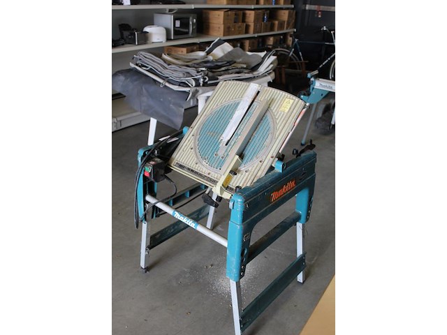 Zaagtafel makita flipper lf1000. bouwjaar 2018. let op: instelbeugel achter de zaag afgebroken. - afbeelding 5 van  6