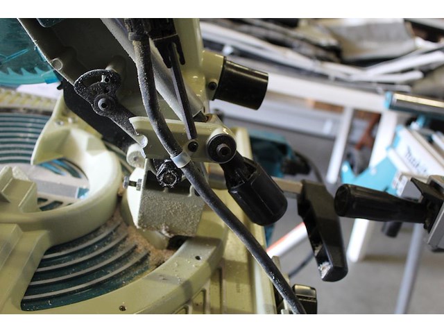 Zaagtafel makita flipper lf1000. bouwjaar 2018. let op: instelbeugel achter de zaag afgebroken. - afbeelding 6 van  6