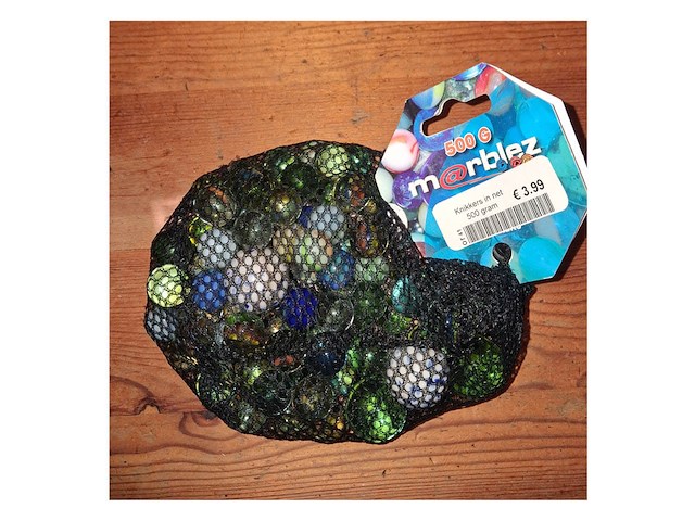 Zak van 500 gram knikkers klein en groot door elkaar - afbeelding 1 van  3