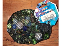 Zak van 500 gram knikkers klein en groot door elkaar