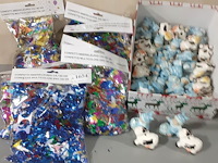 Zakken confetti en doos vol beeldjes (d1654) - afbeelding 3 van  3