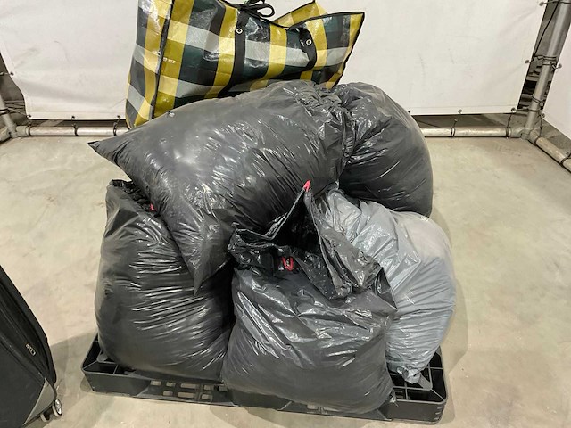 Zakken met onbekende inhoud - afbeelding 2 van  4