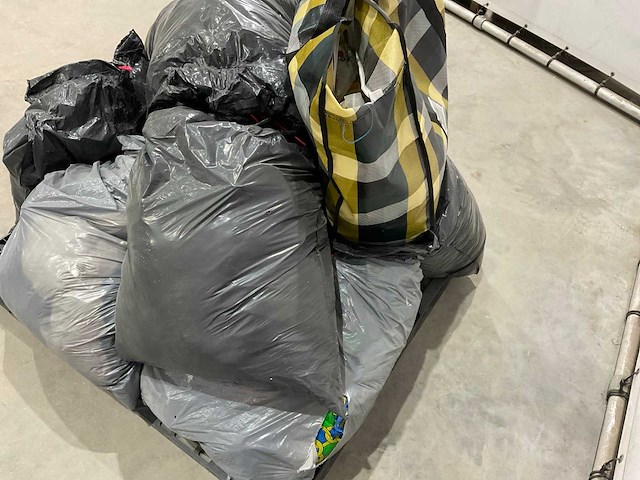 Zakken met onbekende inhoud - afbeelding 3 van  4