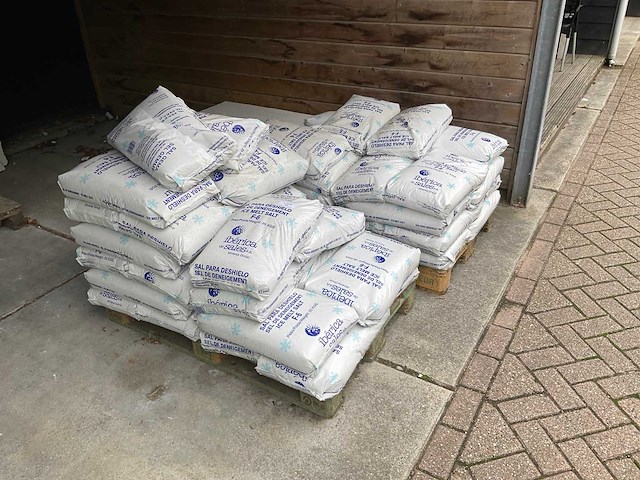 Zakken strooizout (50x) - afbeelding 1 van  2
