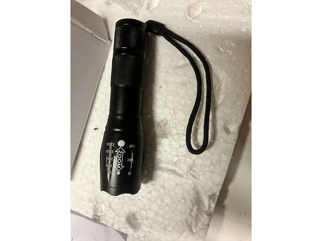 Zaklamp in witte doos, zeer sterk schijnend met zoomfunctie - afbeelding 1 van  5