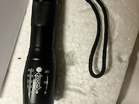 Zaklamp in witte doos, zeer sterk schijnend met zoomfunctie - afbeelding 2 van  5