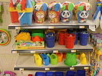 Zandspeeldoed in diverse uitvoeringen, w.o. scheppen, hark, emmers, gieters, zandvormen, kiepwagens, zandha... - afbeelding 2 van  3