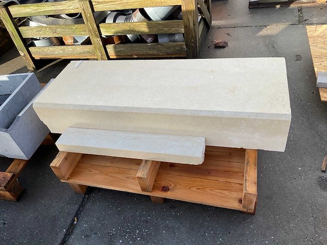 Zandsteen sokkel - afbeelding 1 van  2