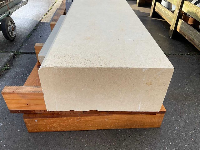 Zandsteen sokkel - afbeelding 2 van  2