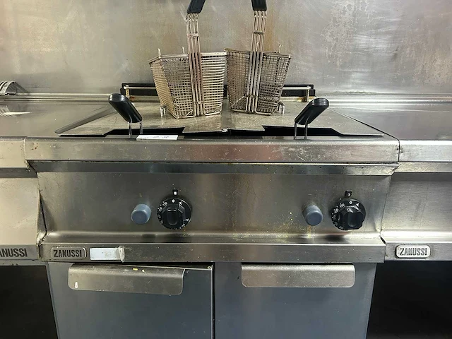 Zanussi - professionele dubbele rvs friteuse met 2 afzonderlijke frituurbakken, 4 frituurmanden en onderkast - afbeelding 2 van  9