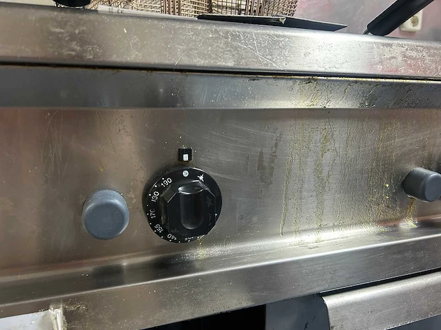 Zanussi - professionele dubbele rvs friteuse met 2 afzonderlijke frituurbakken, 4 frituurmanden en onderkast - afbeelding 6 van  9
