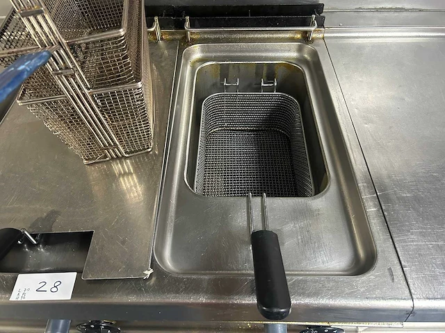 Zanussi - professionele dubbele rvs friteuse met 2 afzonderlijke frituurbakken, 4 frituurmanden en onderkast - afbeelding 8 van  9