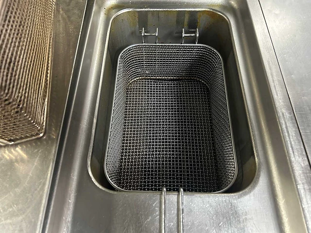 Zanussi - professionele dubbele rvs friteuse met 2 afzonderlijke frituurbakken, 4 frituurmanden en onderkast - afbeelding 9 van  9