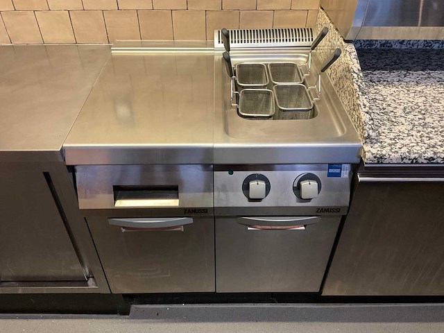 Zanussi pastakoker met neutraal element - afbeelding 1 van  4