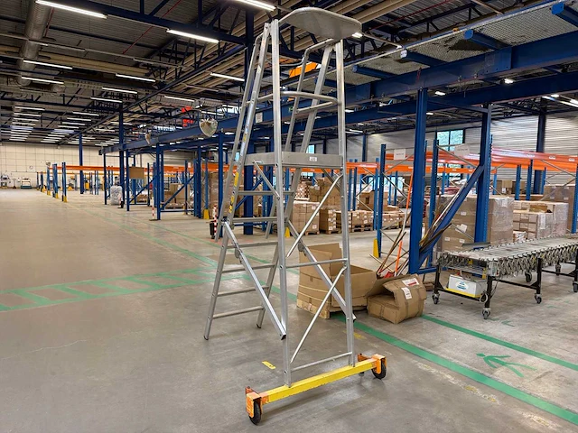 Zarges professional 41 204 verrijdbare aluminium magazijntrap met werkplatform - afbeelding 1 van  4