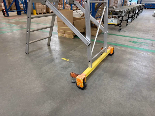Zarges professional 41 204 verrijdbare aluminium magazijntrap met werkplatform - afbeelding 2 van  4
