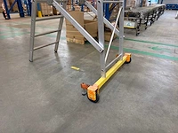 Zarges professional 41 204 verrijdbare aluminium magazijntrap met werkplatform - afbeelding 2 van  4