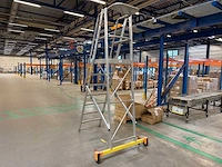 Zarges professional 41 204 verrijdbare aluminium magazijntrap met werkplatform