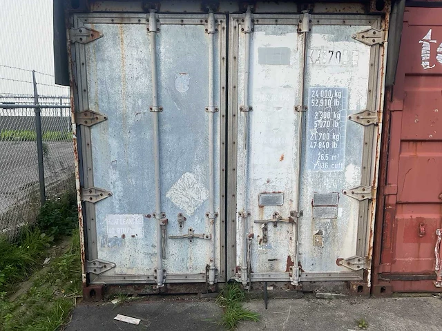 Zeecontainer geïsoleerd - afbeelding 1 van  3