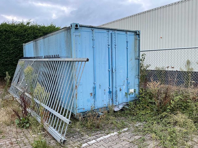 Zeecontainer met auto onderdelen - afbeelding 1 van  5