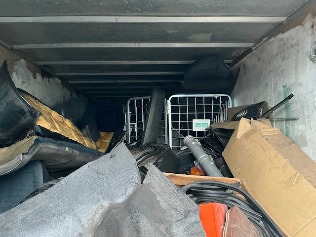 Zeecontainer met auto onderdelen - afbeelding 3 van  5