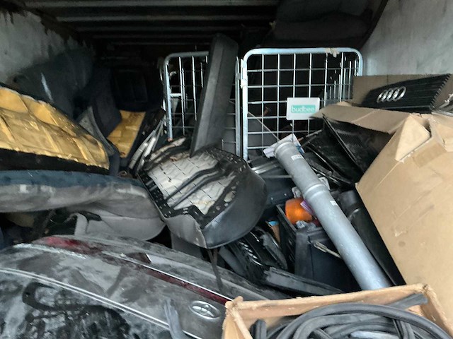 Zeecontainer met auto onderdelen - afbeelding 5 van  5