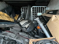 Zeecontainer met auto onderdelen - afbeelding 5 van  5