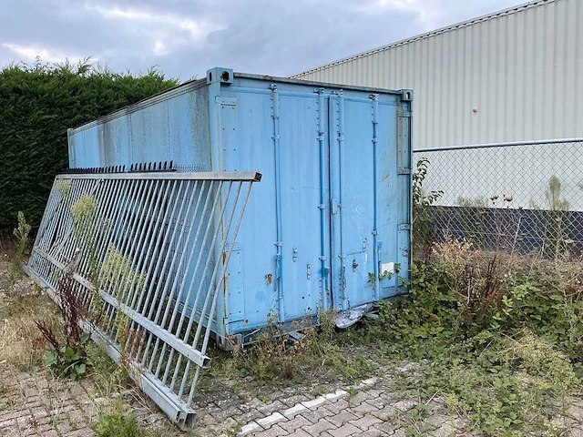 Zeecontainer met auto onderdelen - afbeelding 1 van  5