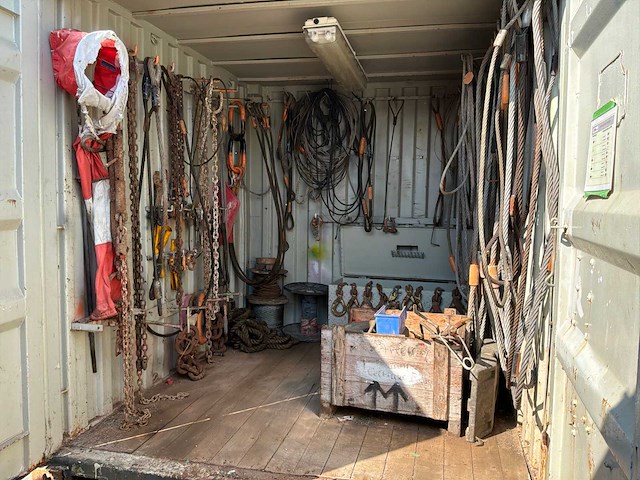 Zeecontainer met diverse hijsmiddelen - afbeelding 1 van  11