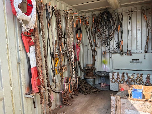 Zeecontainer met diverse hijsmiddelen - afbeelding 4 van  11