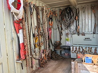 Zeecontainer met diverse hijsmiddelen - afbeelding 4 van  11