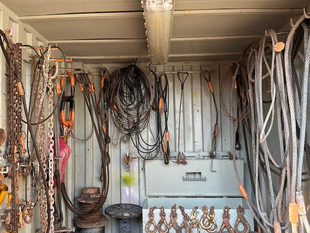 Zeecontainer met diverse hijsmiddelen - afbeelding 5 van  11