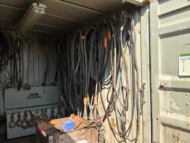 Zeecontainer met diverse hijsmiddelen - afbeelding 6 van  11