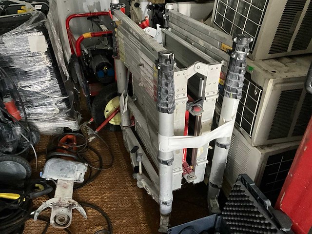 Zeecontainer met gereedschap - afbeelding 4 van  28