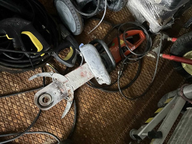 Zeecontainer met gereedschap - afbeelding 15 van  28