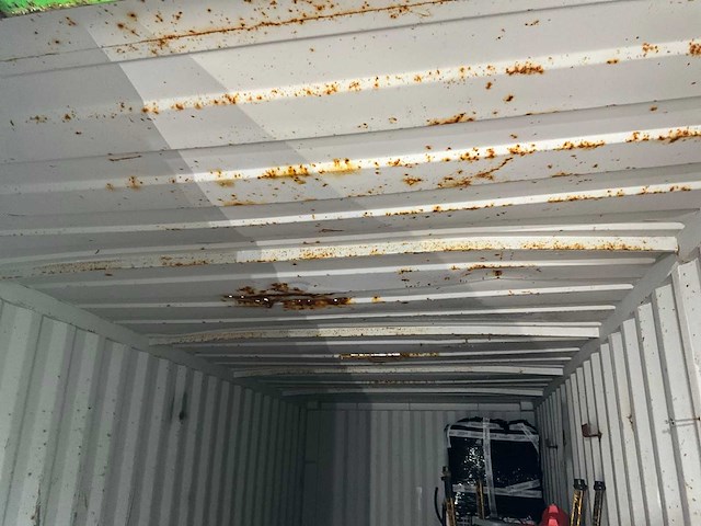 Zeecontainer met gereedschap - afbeelding 19 van  28