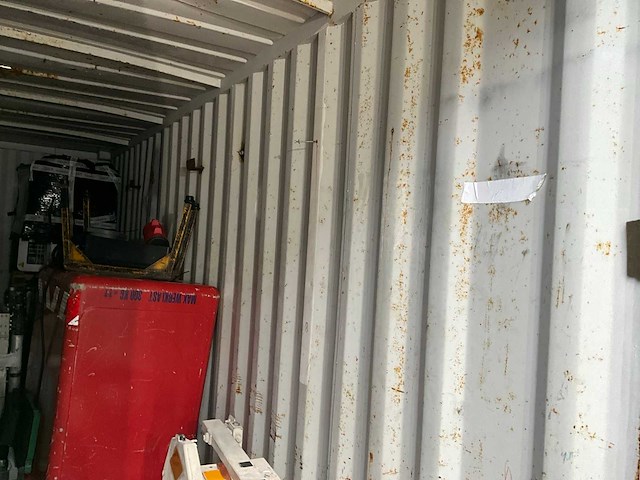 Zeecontainer met gereedschap - afbeelding 20 van  28