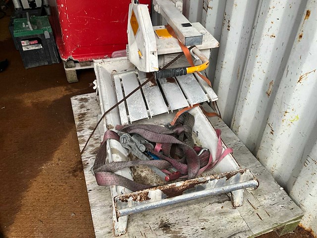 Zeecontainer met gereedschap - afbeelding 24 van  28