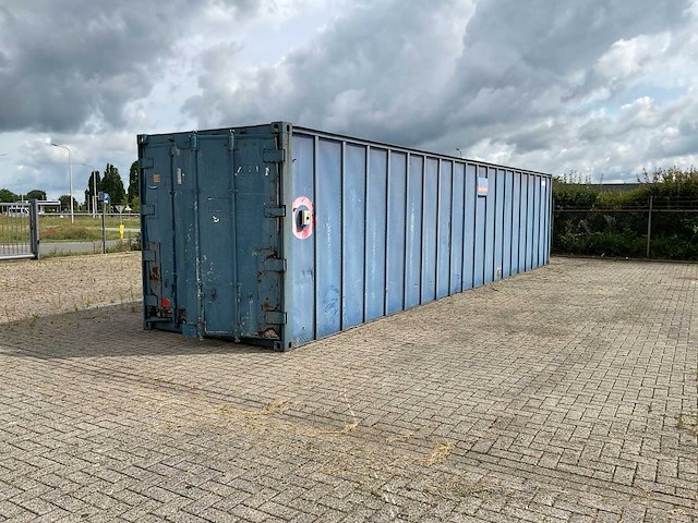 Zeecontainer met hout - afbeelding 1 van  11