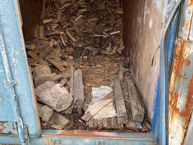 Zeecontainer met hout - afbeelding 9 van  11
