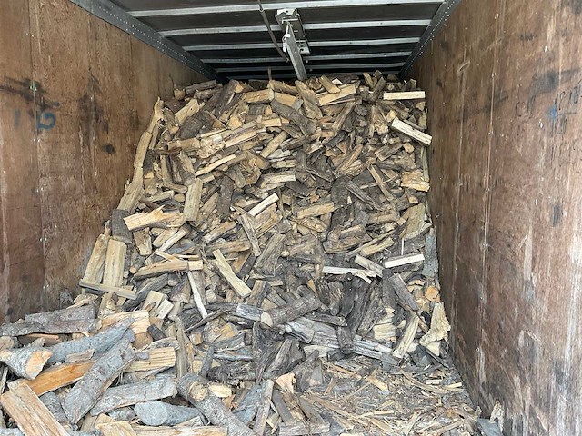 Zeecontainer met hout - afbeelding 10 van  11