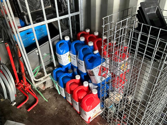 Zeecontainer met inhoud - afbeelding 4 van  31