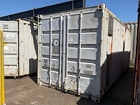 Zeecontainer met inhoud - afbeelding 1 van  11